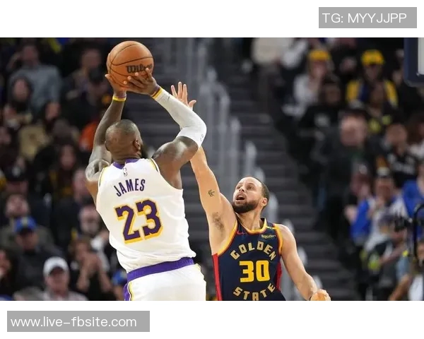 库里弧顶接球失去重心却依然精准命中布朗尼面前三分球 库里弧顶接球失去重心却依然精准命中布朗尼面前三分球