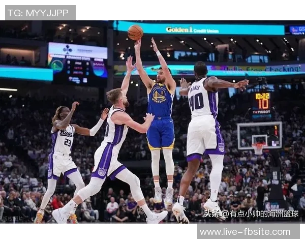 克莱半场表现出色三分球完美命中助力球队进攻火力全开 克莱半场表现出色三分球完美命中助力球队进攻火力全开