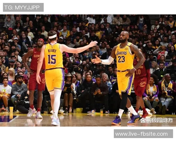 三球半场高效表现砍下23分7篮板4助攻首节独揽15分助力球队奋战