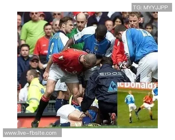 哈兰德铲射破门遭遇重创下身撞击立柱瞬间令人心疼