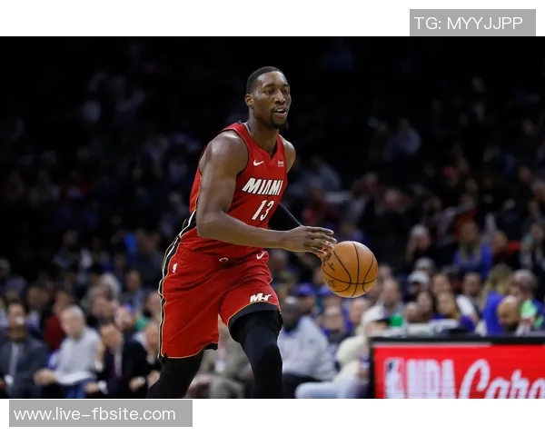 热火祝贺阿贾夺生涯第三冠阿德巴约与其合影庆祝